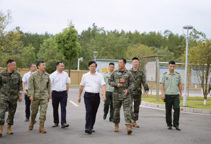 何善錦、李贛興開展“八一”建軍節走訪慰問活動
